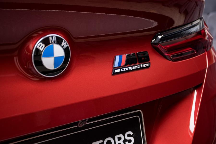 Логотип BMW M8 Competition Convertible (F91) 2019 года  (фото 16 из 23)